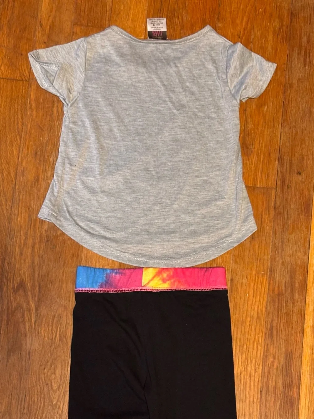 Girls Gray 'Dream 18'‎ Graphic Tee with Black Capri Leggings Size 3T
